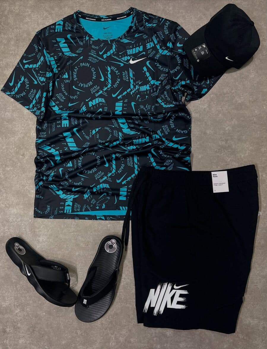 Kit Nike: camiseta estampada, boné, short preto e chinelo