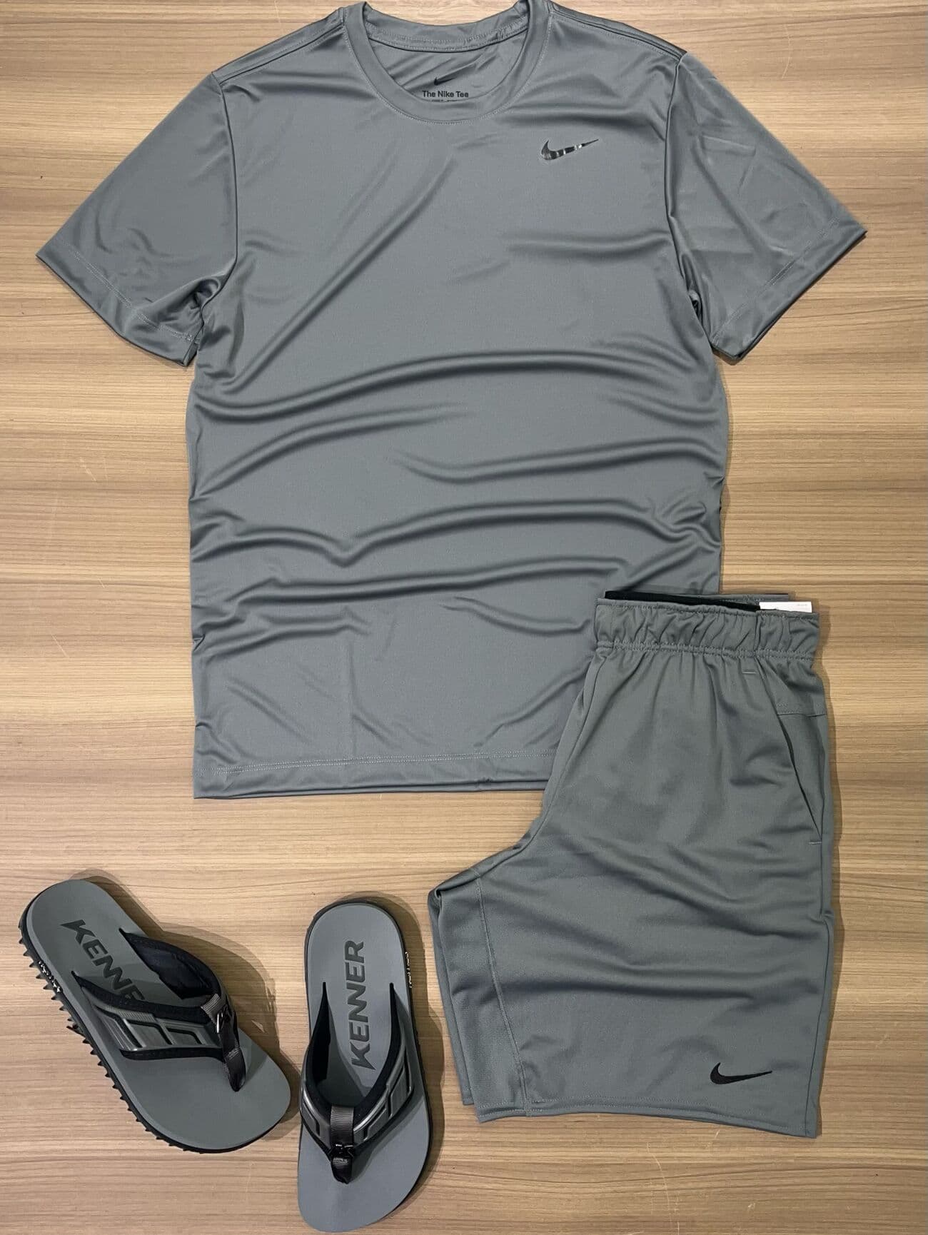 Kit cinza Nike: camiseta, short e chinelo Kenner